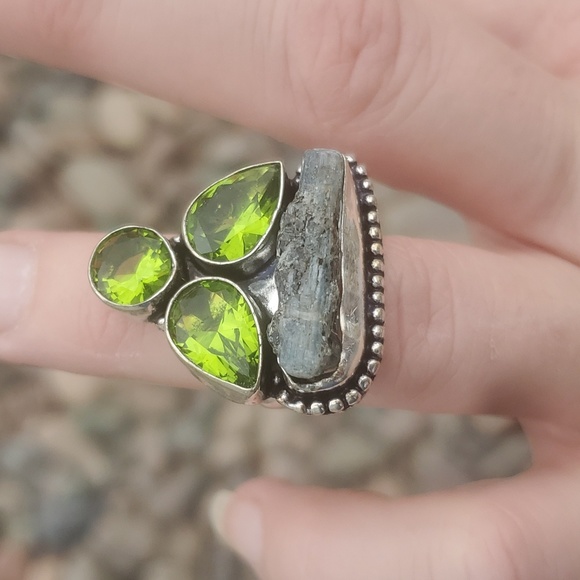 New Rough Kyanite & Peridot 925 Silver Statement Ring. - Picture 4 of 14
